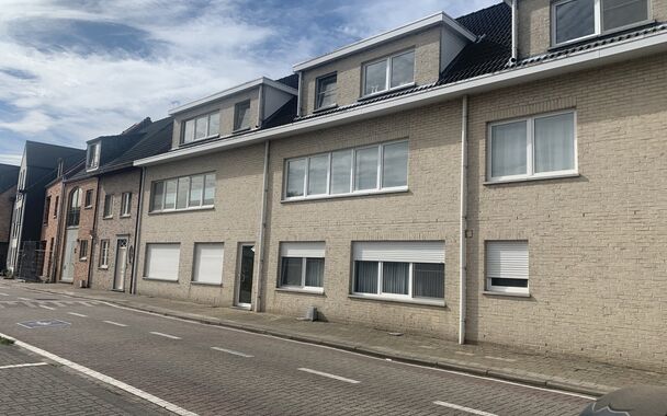 Rustig gelegen dakappartment. 
Gelegen op de 2de verdieping met zicht op de bloemenwijk van Halle.
Inkom met mogelijkheid van vestiaire. Lichtrijke leefruime op keramische tegelvloer met open keuken en doorgang naar het grote
zonneterras (ca 21m²). De ba