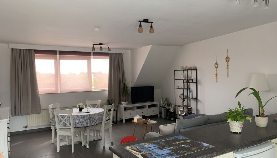 Dit appartement is gelegen op wandelafstand van openbaar vervoer en winkels. Knusse leefruimte op keramische tegel. Open keuken voorzien van de nodige toestellen en doorgang naar een zeer ruim terras (ca 21m²). 1 slaapkamer op keramische tegel . De badka