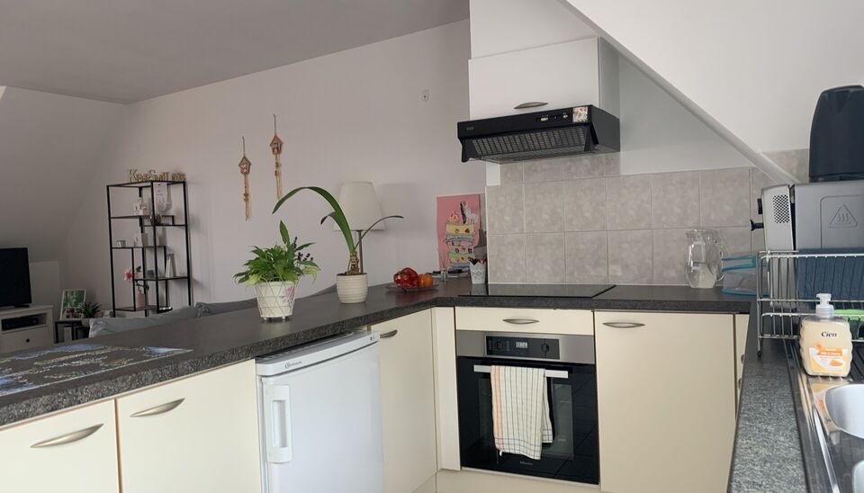 Dit appartement is gelegen op wandelafstand van openbaar vervoer en winkels. Knusse leefruimte op keramische tegel. Open keuken voorzien van de nodige toestellen en doorgang naar een zeer ruim terras (ca 21m²). 1 slaapkamer op keramische tegel . De badka