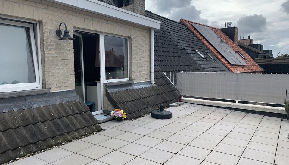 Dit appartement is gelegen op wandelafstand van openbaar vervoer en winkels. Knusse leefruimte op keramische tegel. Open keuken voorzien van de nodige toestellen en doorgang naar een zeer ruim terras (ca 21m²). 1 slaapkamer op keramische tegel . De badka