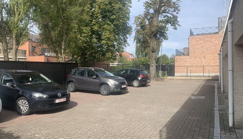 Dit appartement is gelegen op wandelafstand van openbaar vervoer en winkels. Knusse leefruimte op keramische tegel. Open keuken voorzien van de nodige toestellen en doorgang naar een zeer ruim terras (ca 21m²). 1 slaapkamer op keramische tegel . De badka