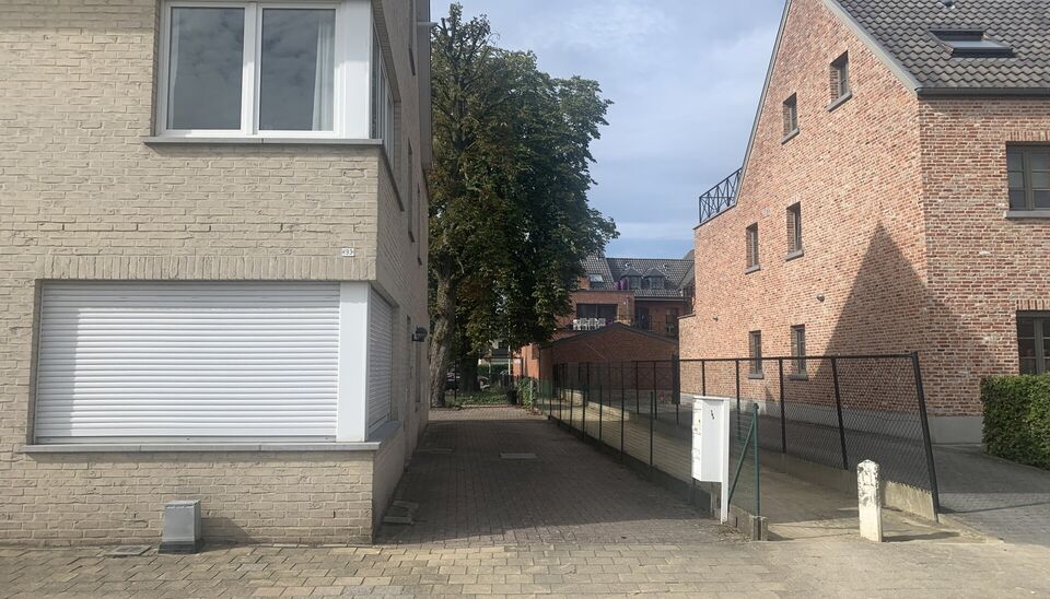 Dit appartement is gelegen op wandelafstand van openbaar vervoer en winkels. Knusse leefruimte op keramische tegel. Open keuken voorzien van de nodige toestellen en doorgang naar een zeer ruim terras (ca 21m²). 1 slaapkamer op keramische tegel . De badka