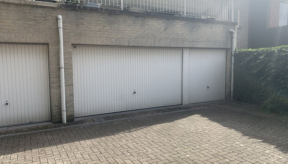 Dit appartement is gelegen op wandelafstand van openbaar vervoer en winkels. Knusse leefruimte op keramische tegel. Open keuken voorzien van de nodige toestellen en doorgang naar een zeer ruim terras (ca 21m²). 1 slaapkamer op keramische tegel . De badka